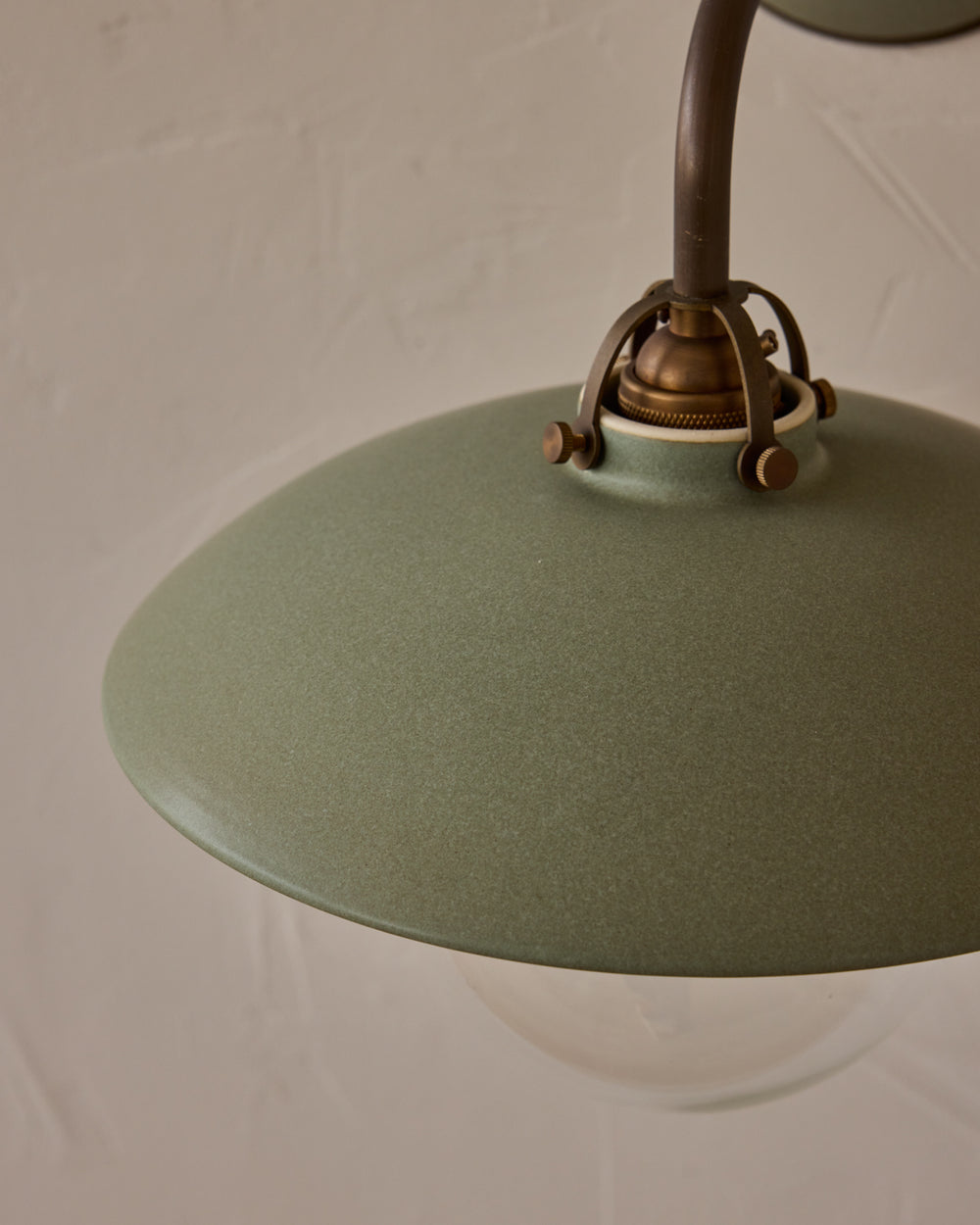 #shade-finish_olivine ceramic
#metal-finish_antique brass
#globe_clear glass