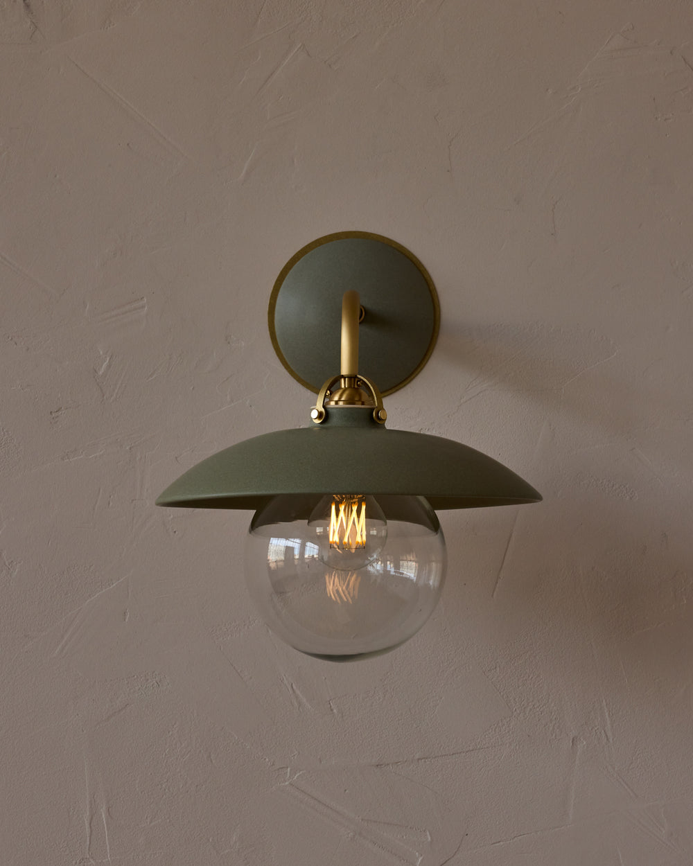 #shade-finish_olivine ceramic
#metal-finish_satin brass
#globe_clear glass