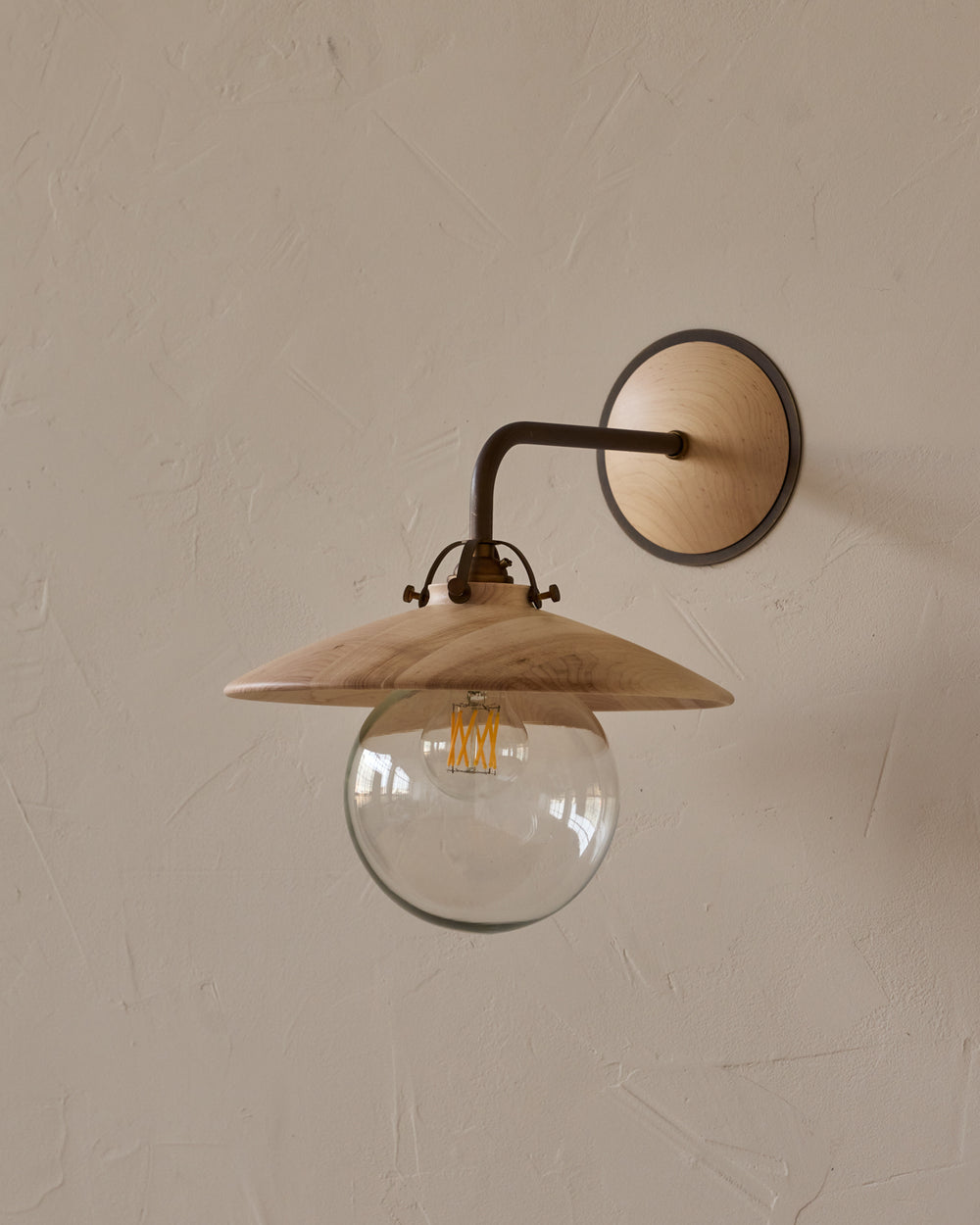 #shade-finish_clear maple
#metal-finish_antique brass
#globe_clear glass