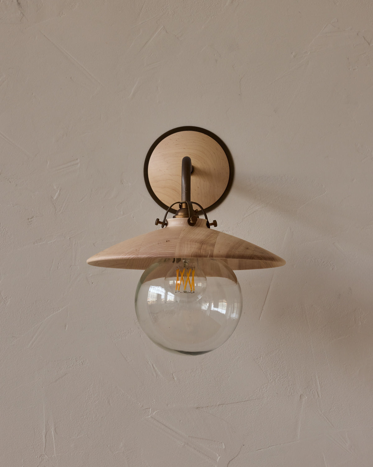 #shade-finish_clear maple
#metal-finish_antique brass
#globe_clear glass