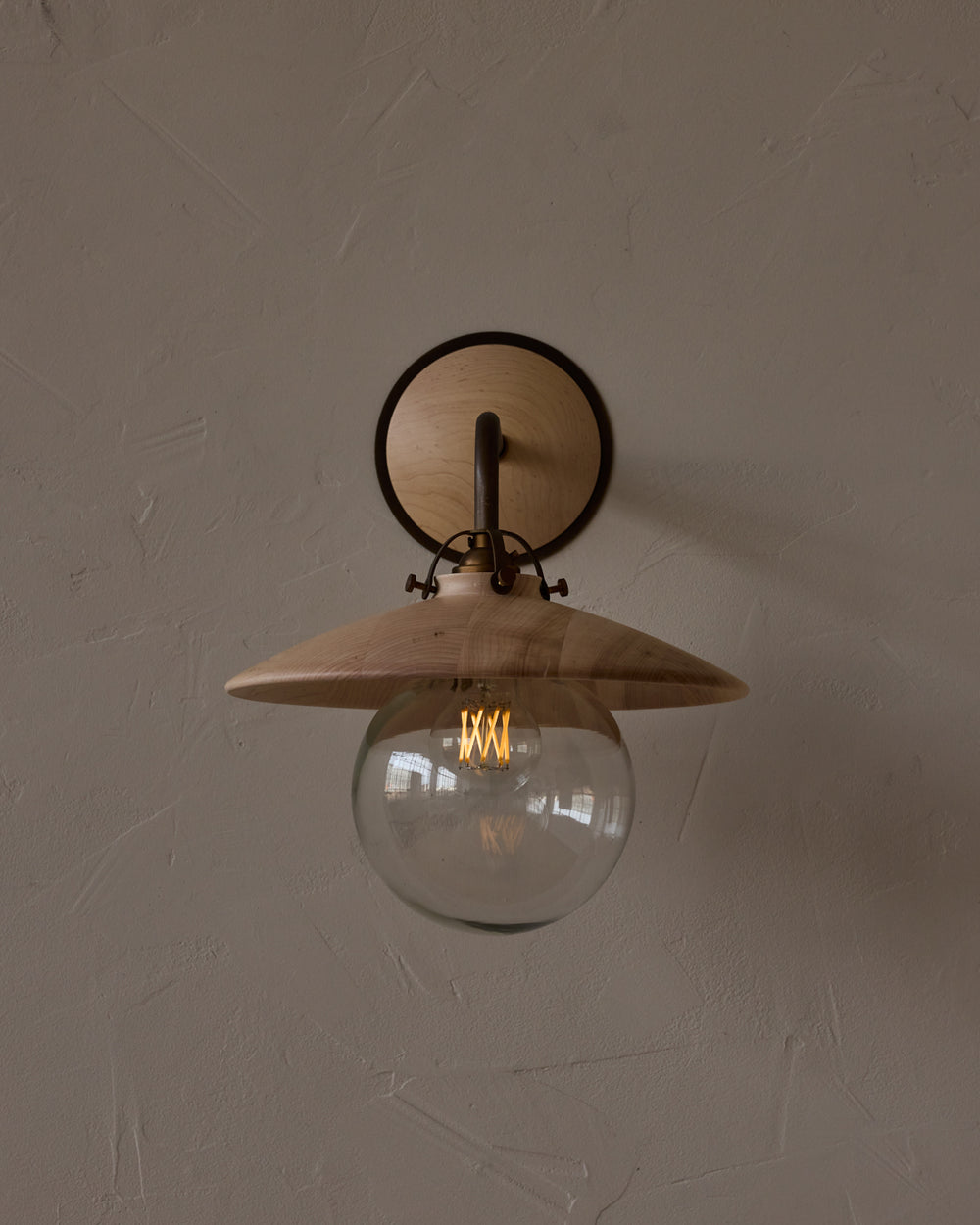 #shade-finish_clear maple
#metal-finish_antique brass
#globe_clear glass