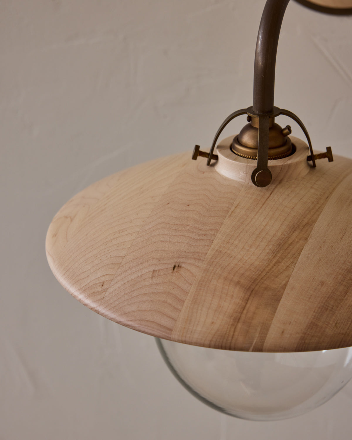 #shade-finish_clear maple
#metal-finish_antique brass
#globe_clear glass