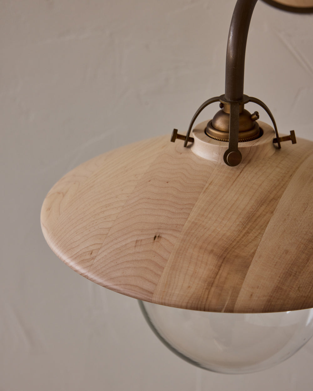 #shade-finish_clear maple
#metal-finish_antique brass
#globe_clear glass