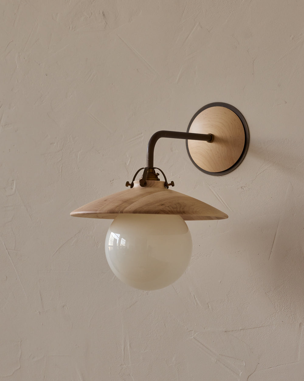 #shade-finish_clear maple
#metal-finish_antique brass
#globe_milk glass