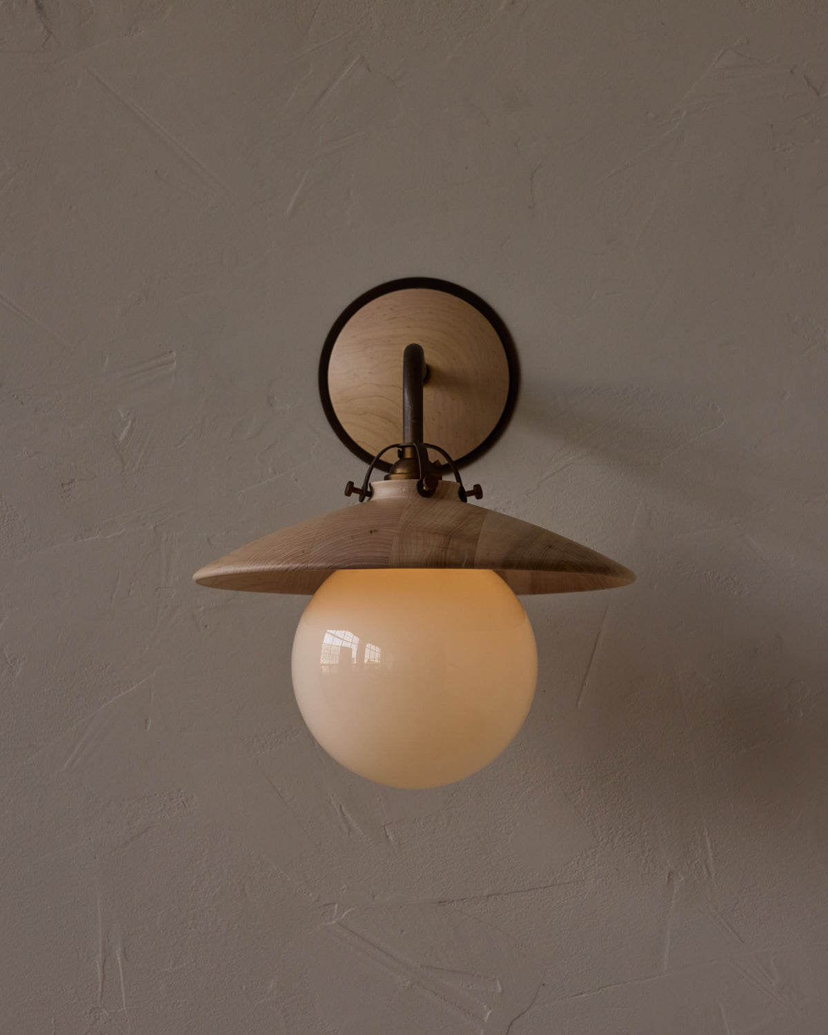 #shade-finish_clear maple
#metal-finish_antique brass
#globe_milk glass