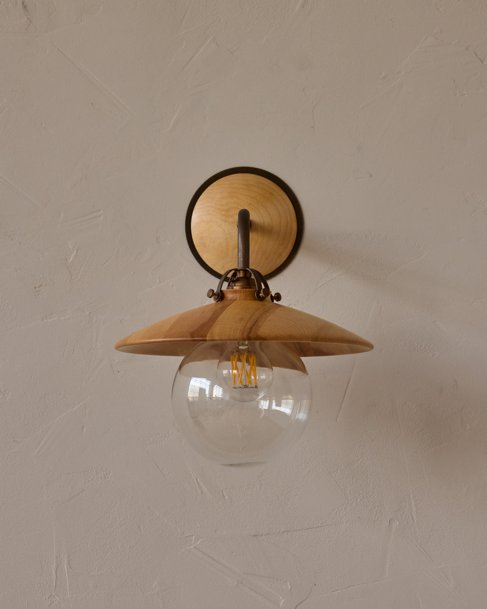 #shade-finish_natural maple
#metal-finish_antique brass
#globe_clear glass