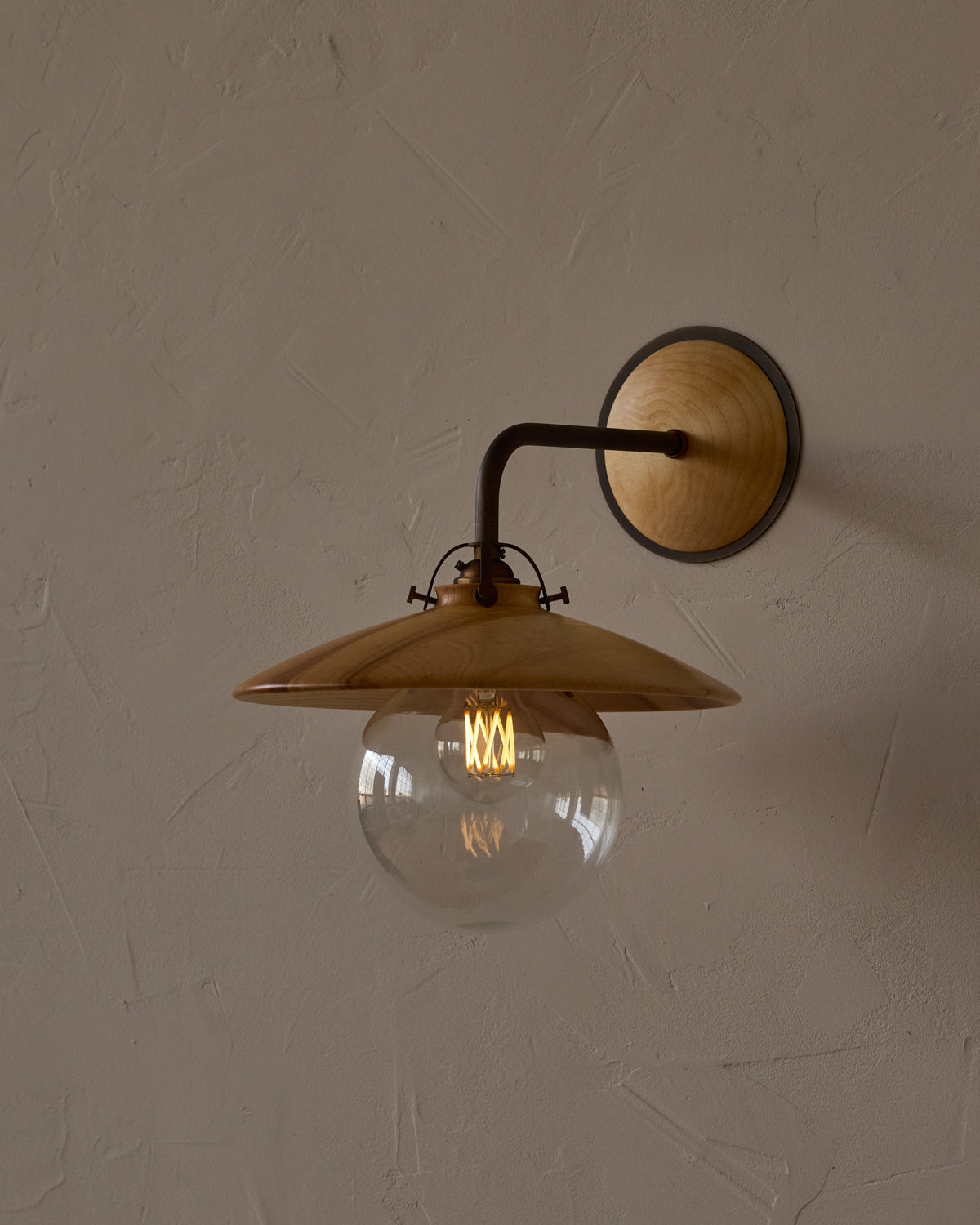 #shade-finish_natural maple
#metal-finish_antique brass
#globe_clear glass