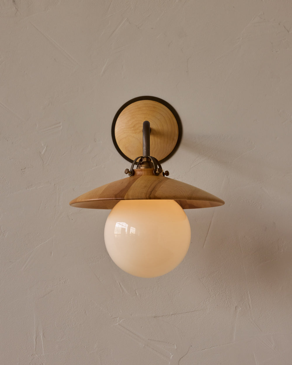 #shade-finish_natural maple
#metal-finish_antique brass
#globe_milk glass