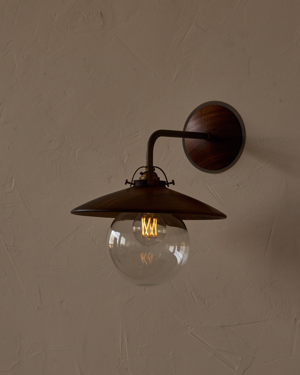#shade-finish_black walnut
#metal-finish_antique brass
#globe_clear glass