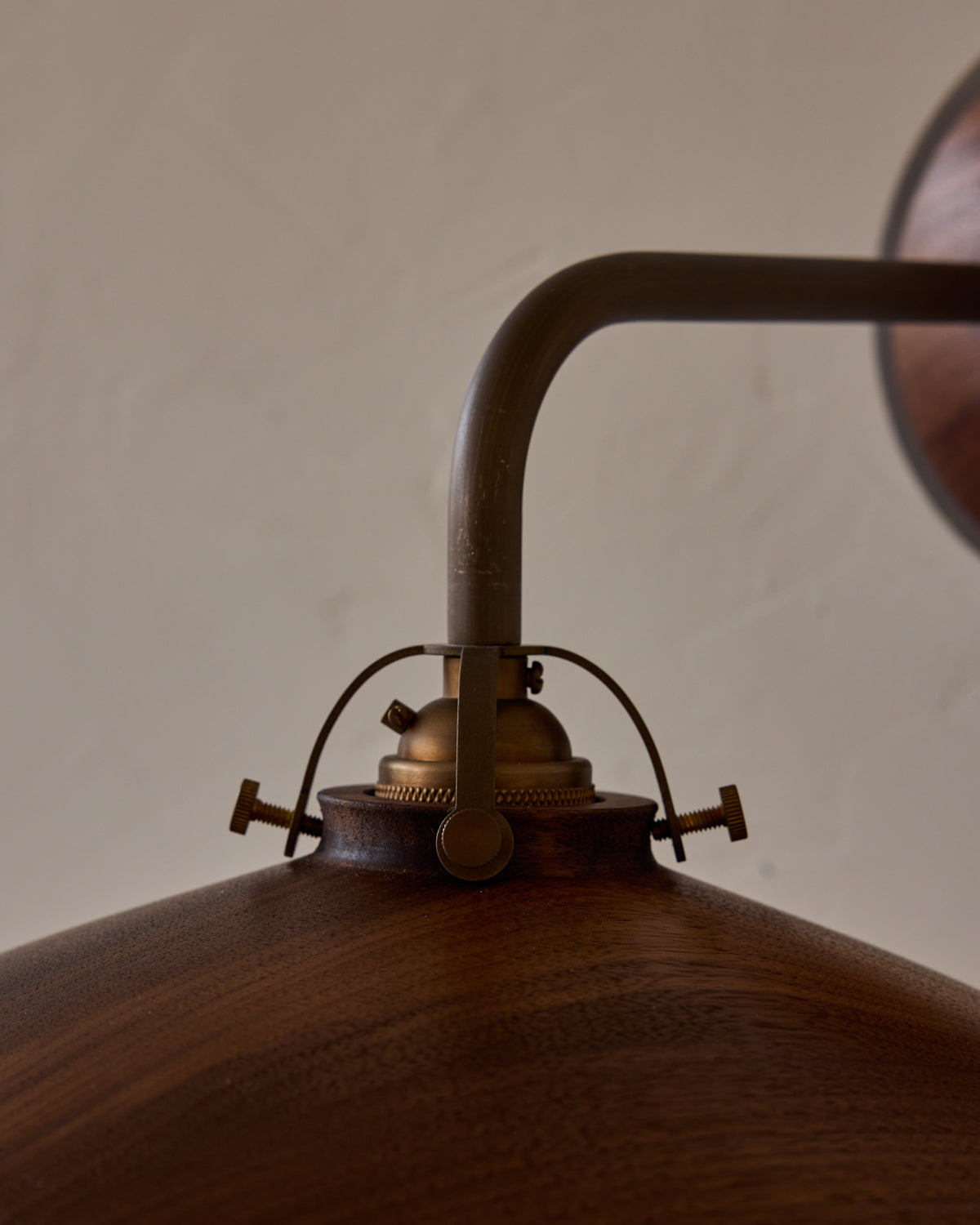 #shade-finish_black walnut
#metal-finish_antique brass
#globe_clear glass