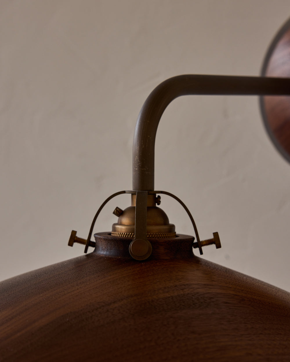 #shade-finish_black walnut
#metal-finish_antique brass
#globe_clear glass