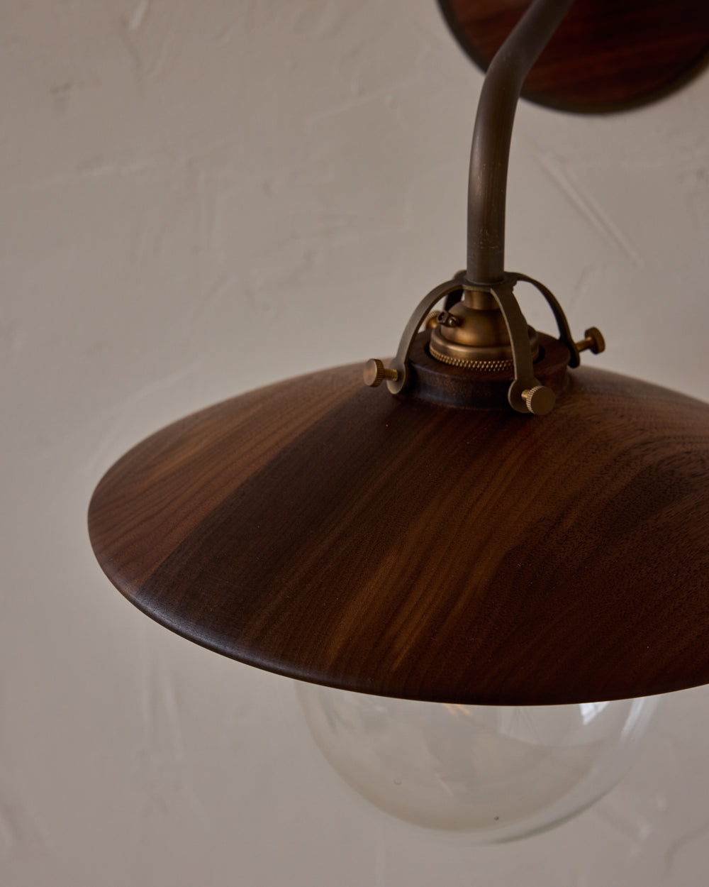 #shade-finish_black walnut
#metal-finish_antique brass
#globe_clear glass