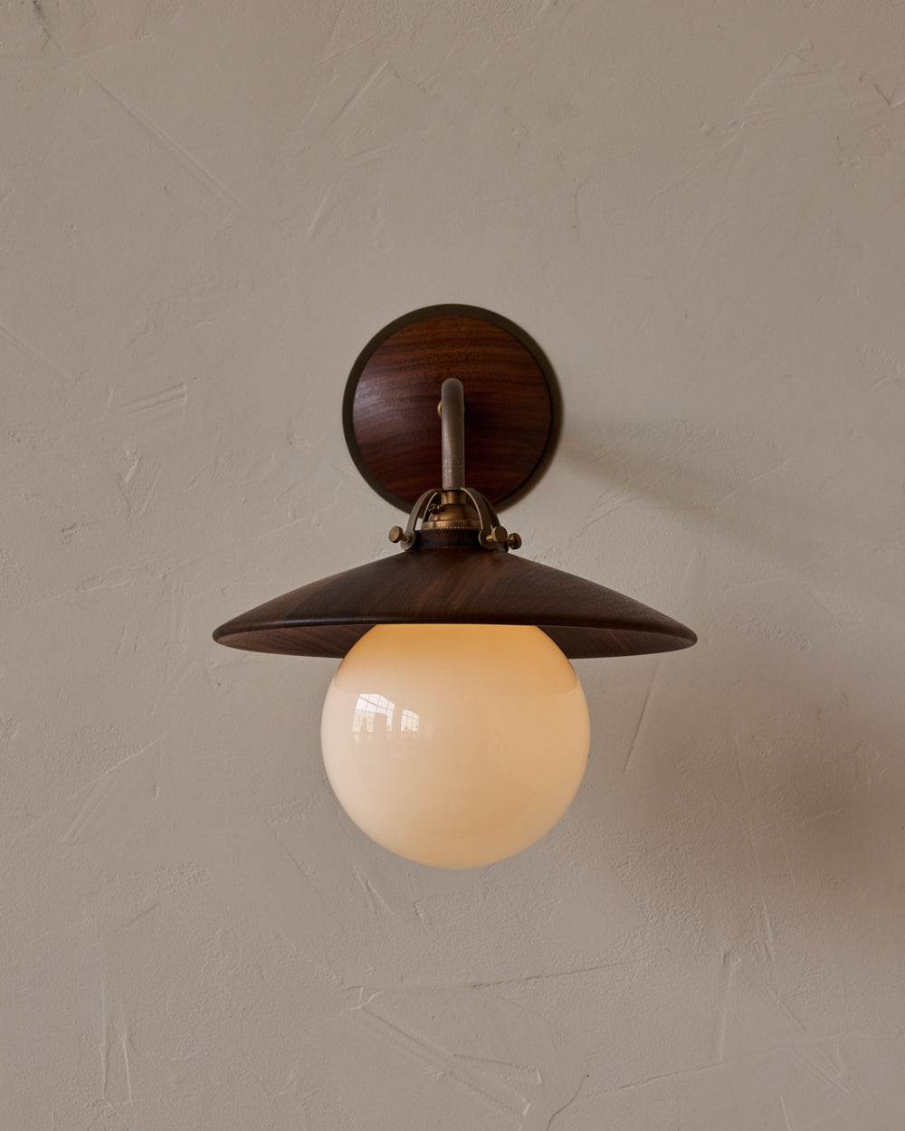 #shade-finish_black walnut
#metal-finish_antique brass
#globe_milk glass