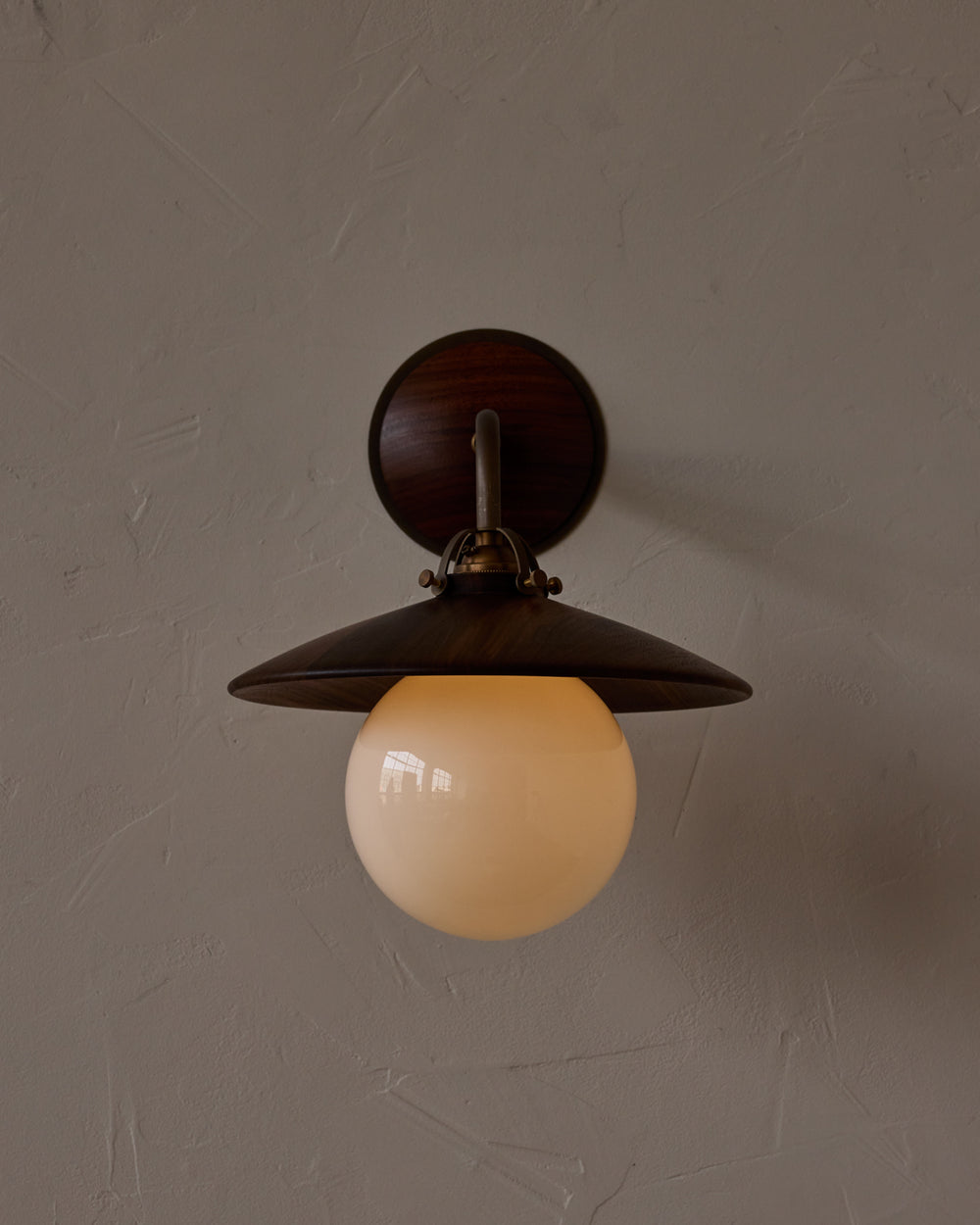 #shade-finish_black walnut
#metal-finish_antique brass
#globe_milk glass