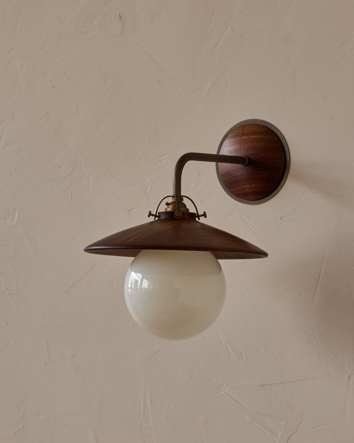 #shade-finish_black walnut
#metal-finish_antique brass
#globe_milk glass