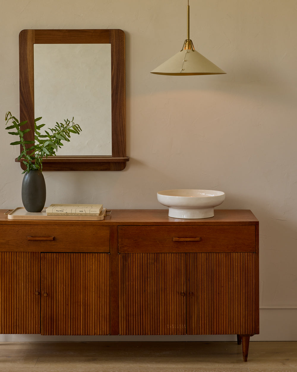 #size_medium #wood-finish_black walnut #leather-finish_eggshell