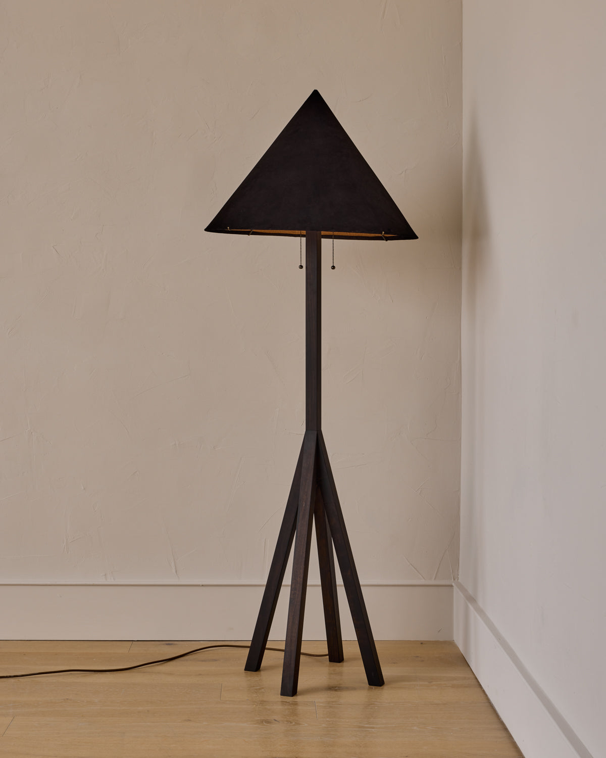 #shade-finish_anthracite suede
#wood-finish_dark wash maple