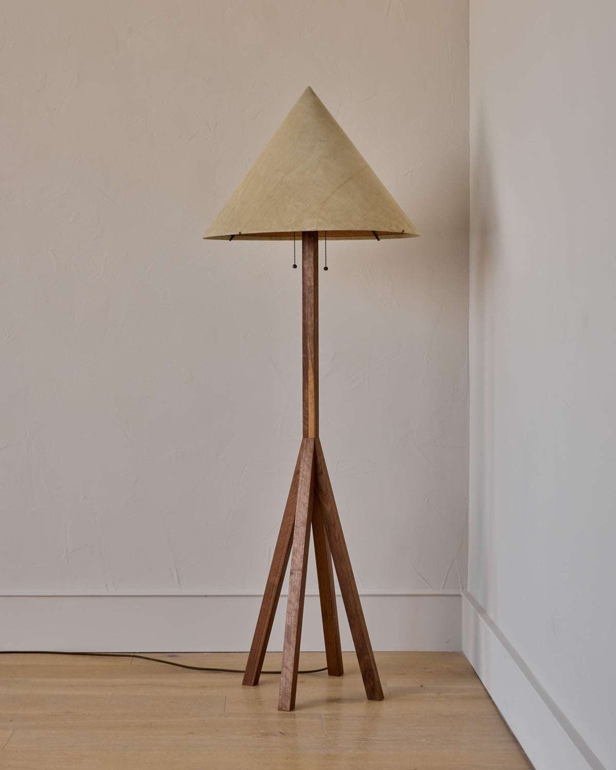 #shade-finish_stone suede
#wood-finish_black walnut