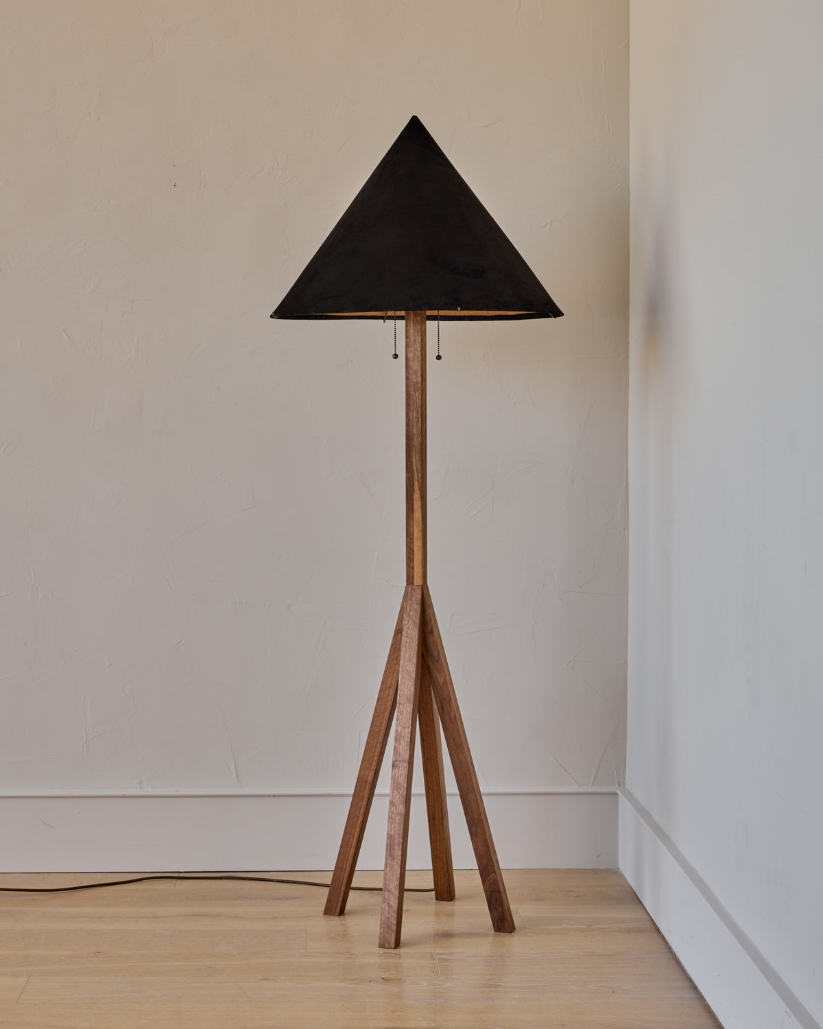 #shade-finish_anthracite suede
#wood-finish_black walnut