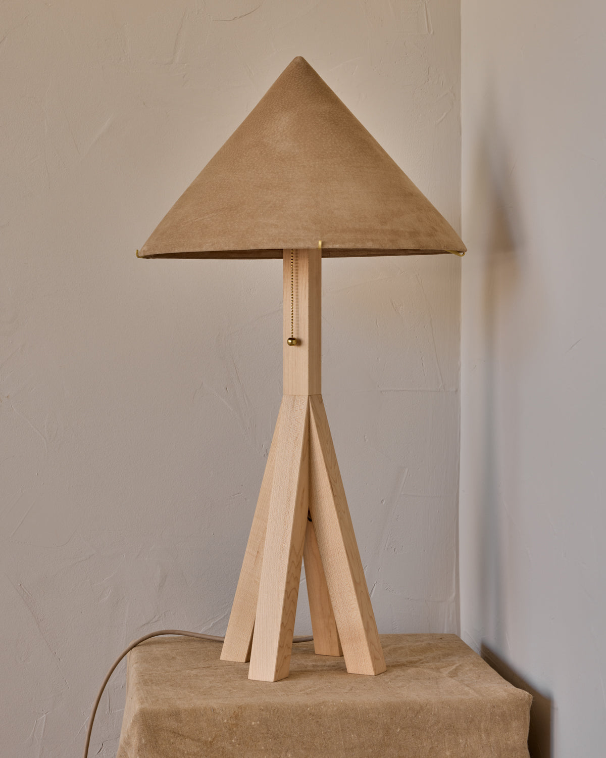#shade-finish_beige suede
#wood-finish_clear maple