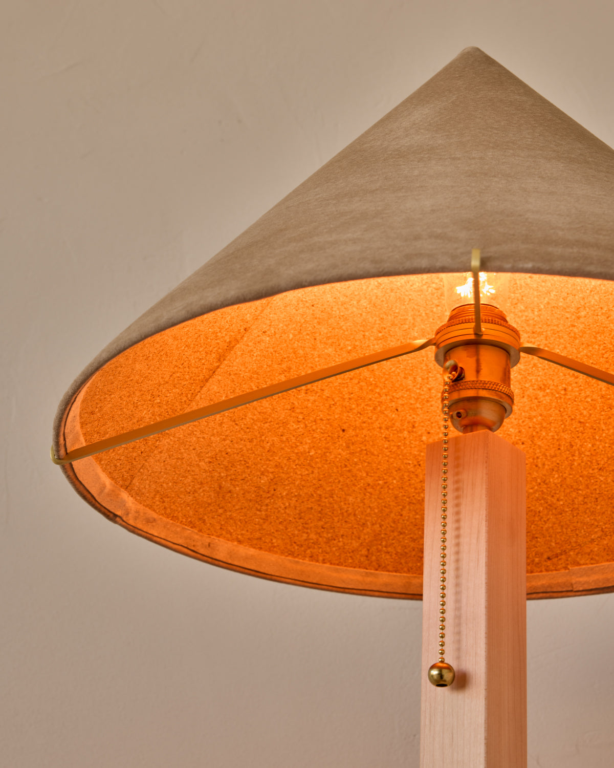 #shade-finish_beige suede
#wood-finish_clear maple