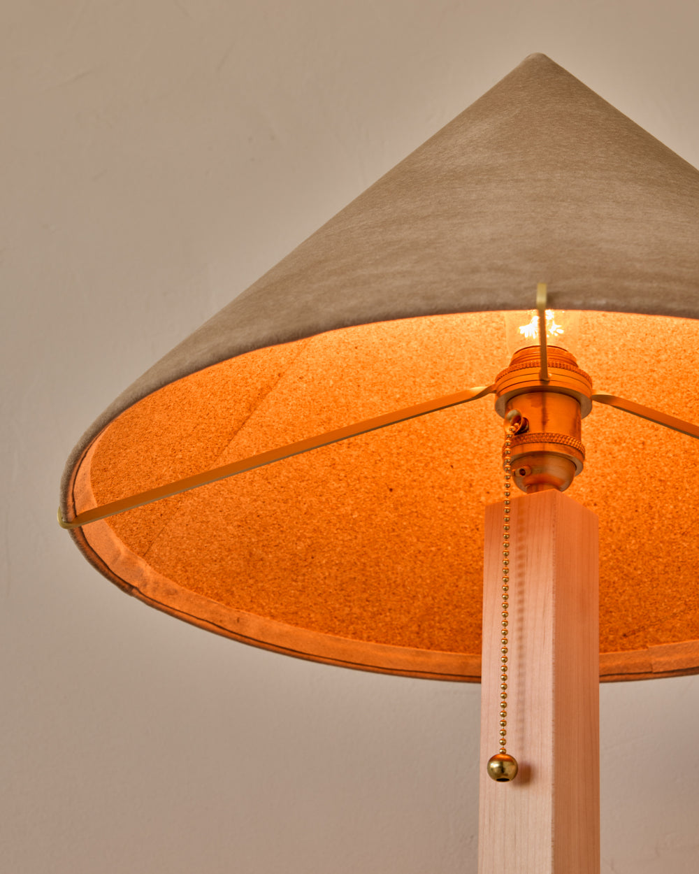 #shade-finish_beige suede
#wood-finish_clear maple