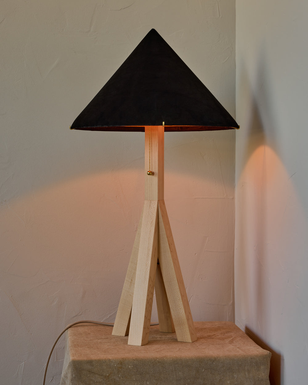 #shade-finish_anthracite suede
#wood-finish_clear maple