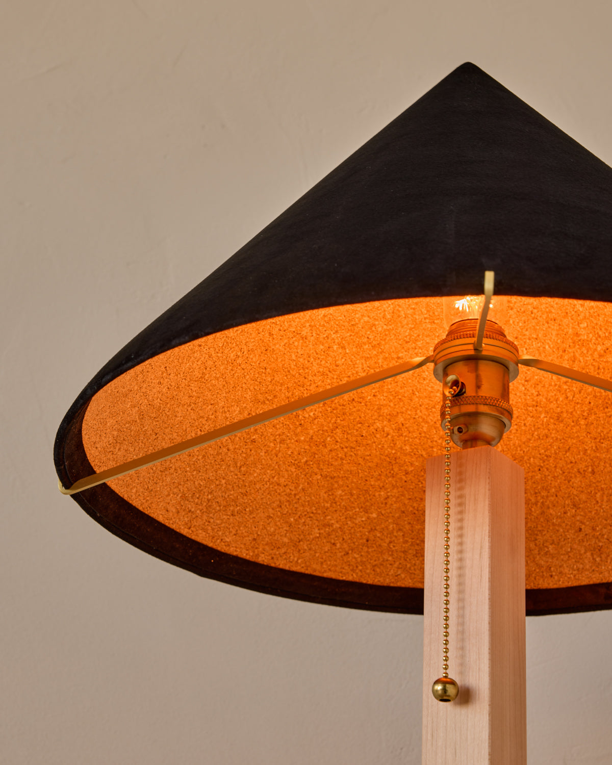 #shade-finish_anthracite suede
#wood-finish_clear maple