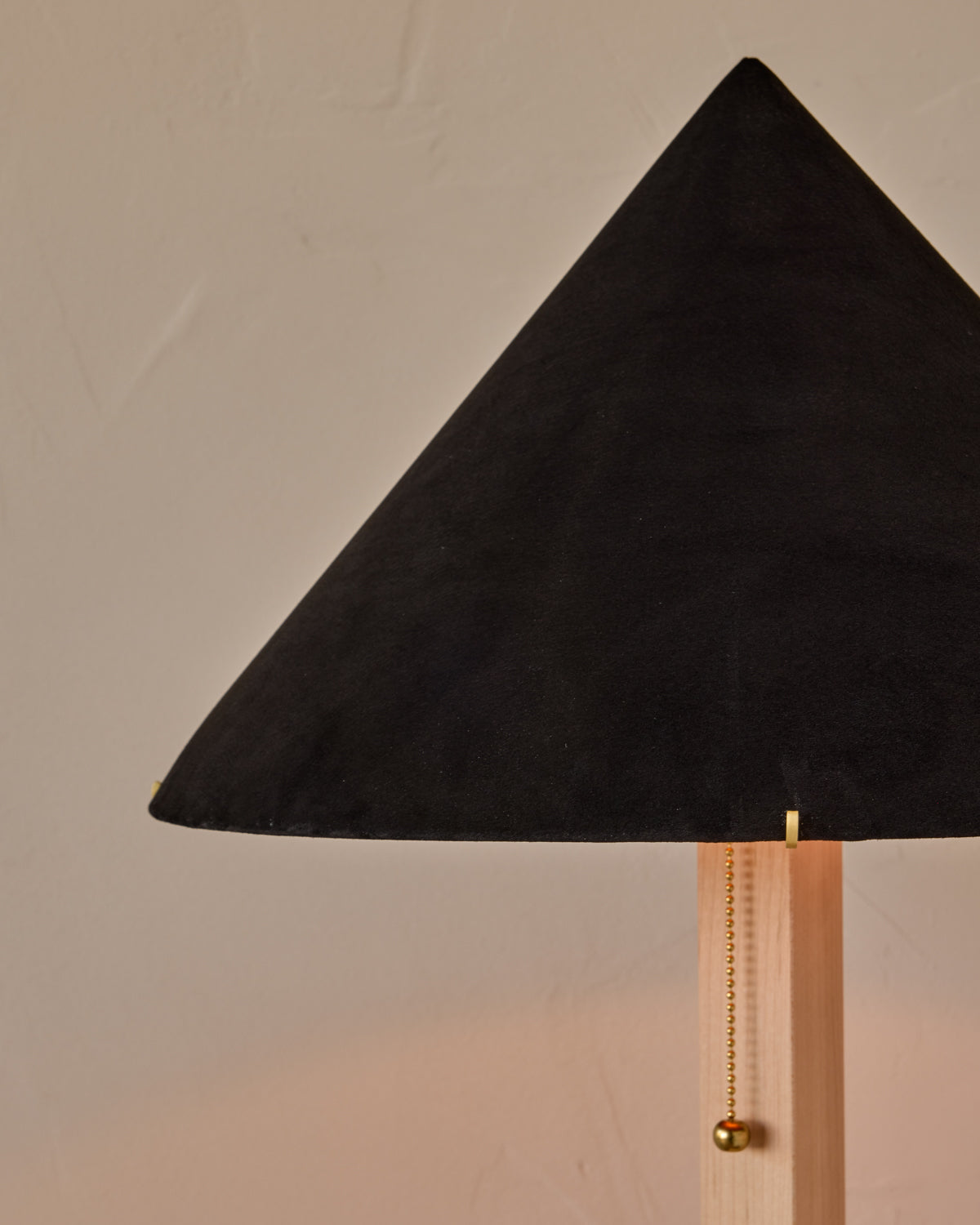 #shade-finish_anthracite suede
#wood-finish_clear maple