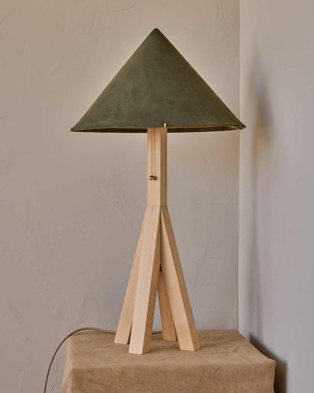 #shade-finish_loden suede
#wood-finish_clear maple