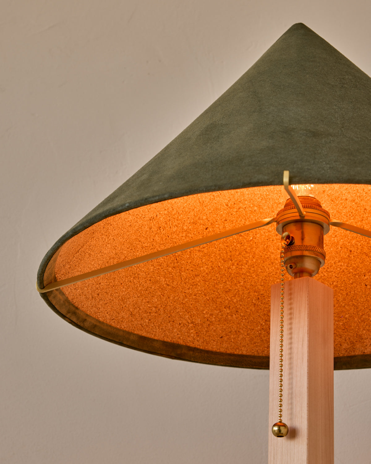 #shade-finish_loden suede
#wood-finish_clear maple