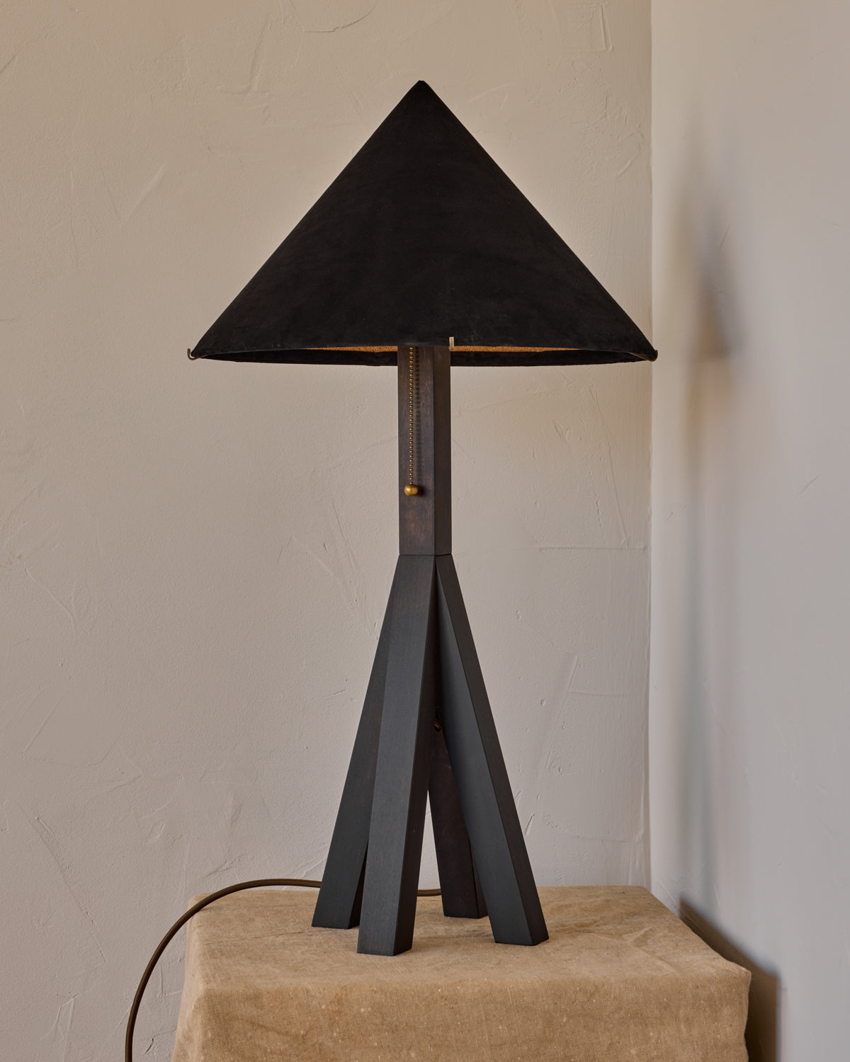#shade-finish_anthracite suede
#wood-finish_dark wash maple