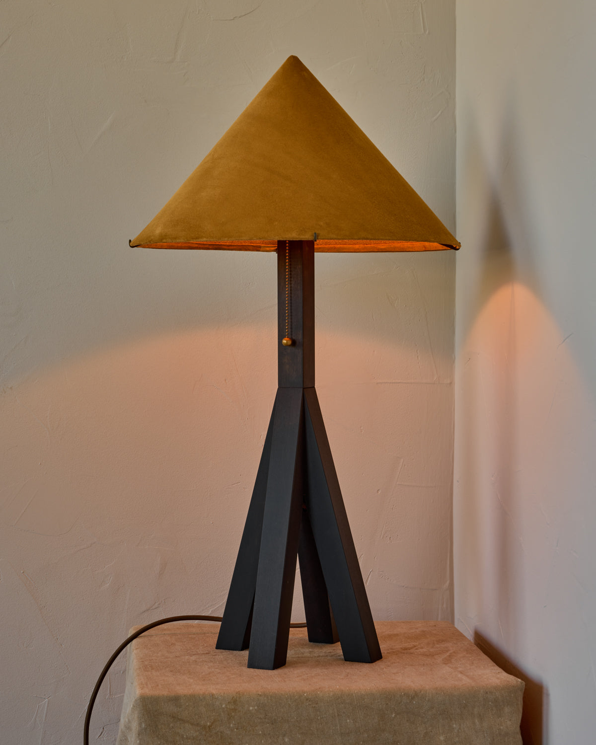 #shade-finish_camel suede
#wood-finish_dark wash maple