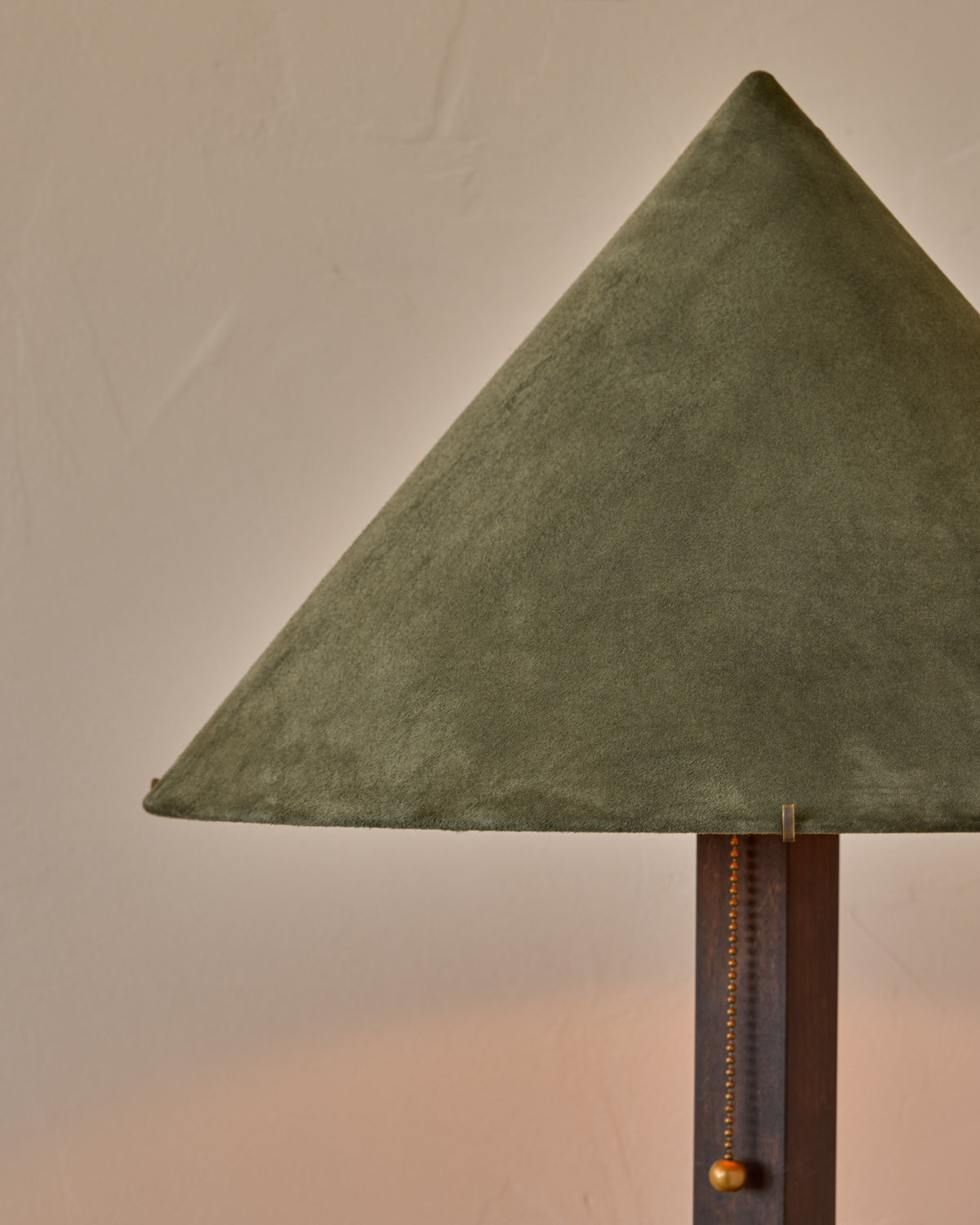 #shade-finish_loden suede
#wood-finish_dark wash maple