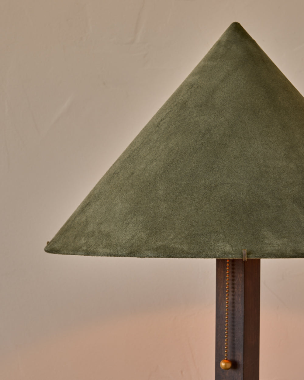 #shade-finish_loden suede
#wood-finish_dark wash maple