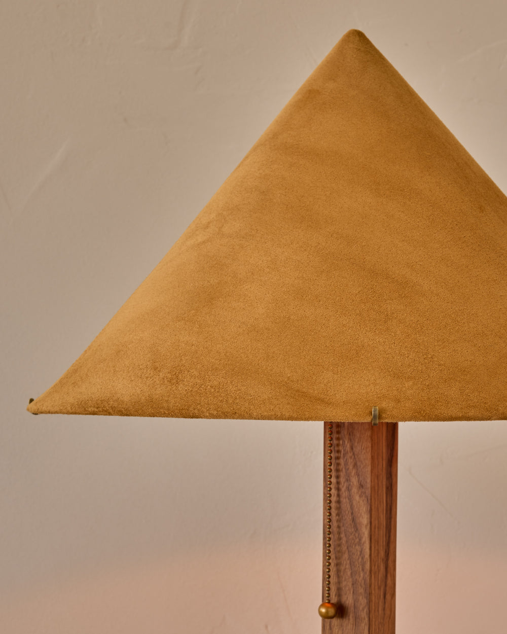 #shade-finish_camel suede
#wood-finish_black walnut