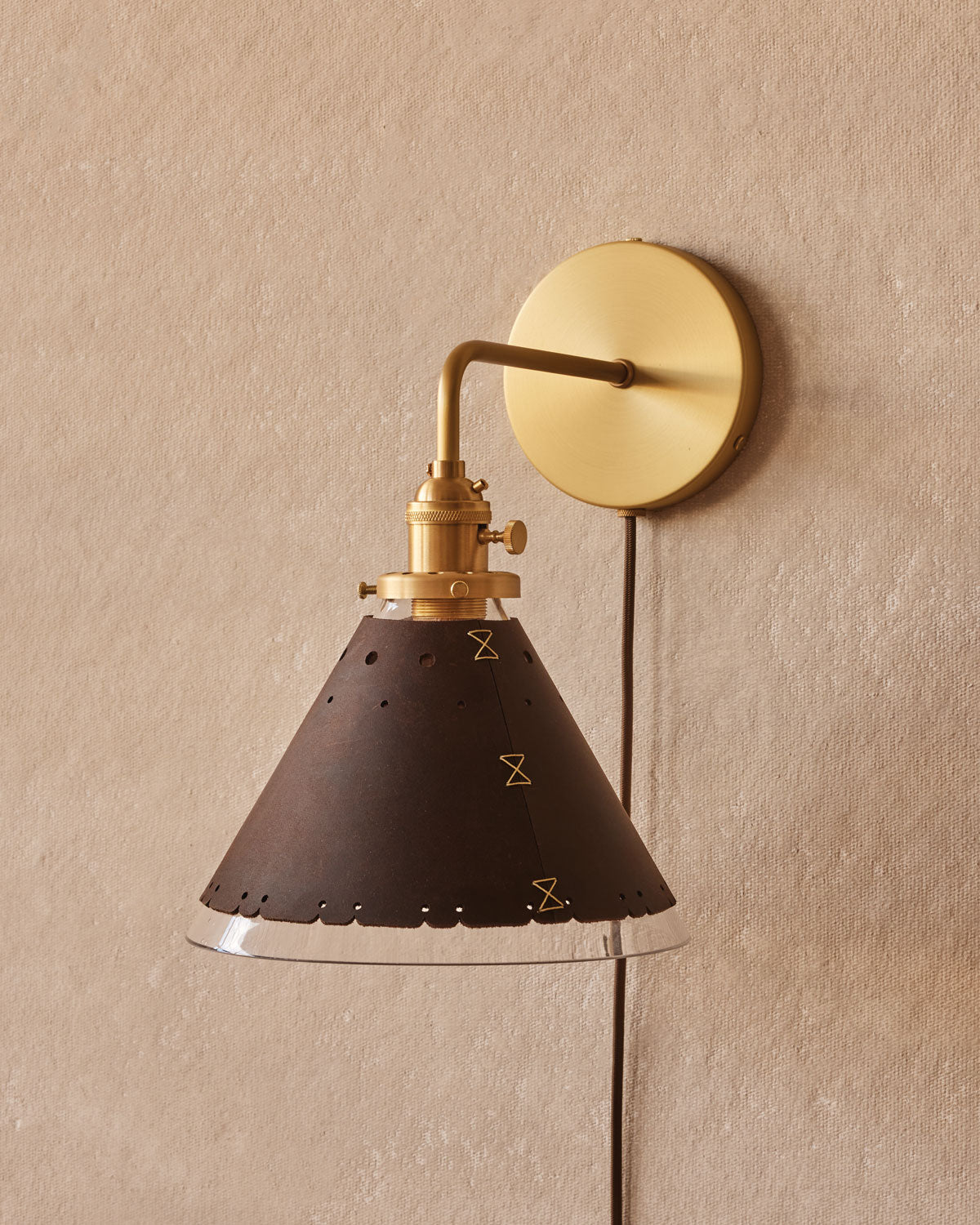 #leather-finish_espresso #wiring_plug-in