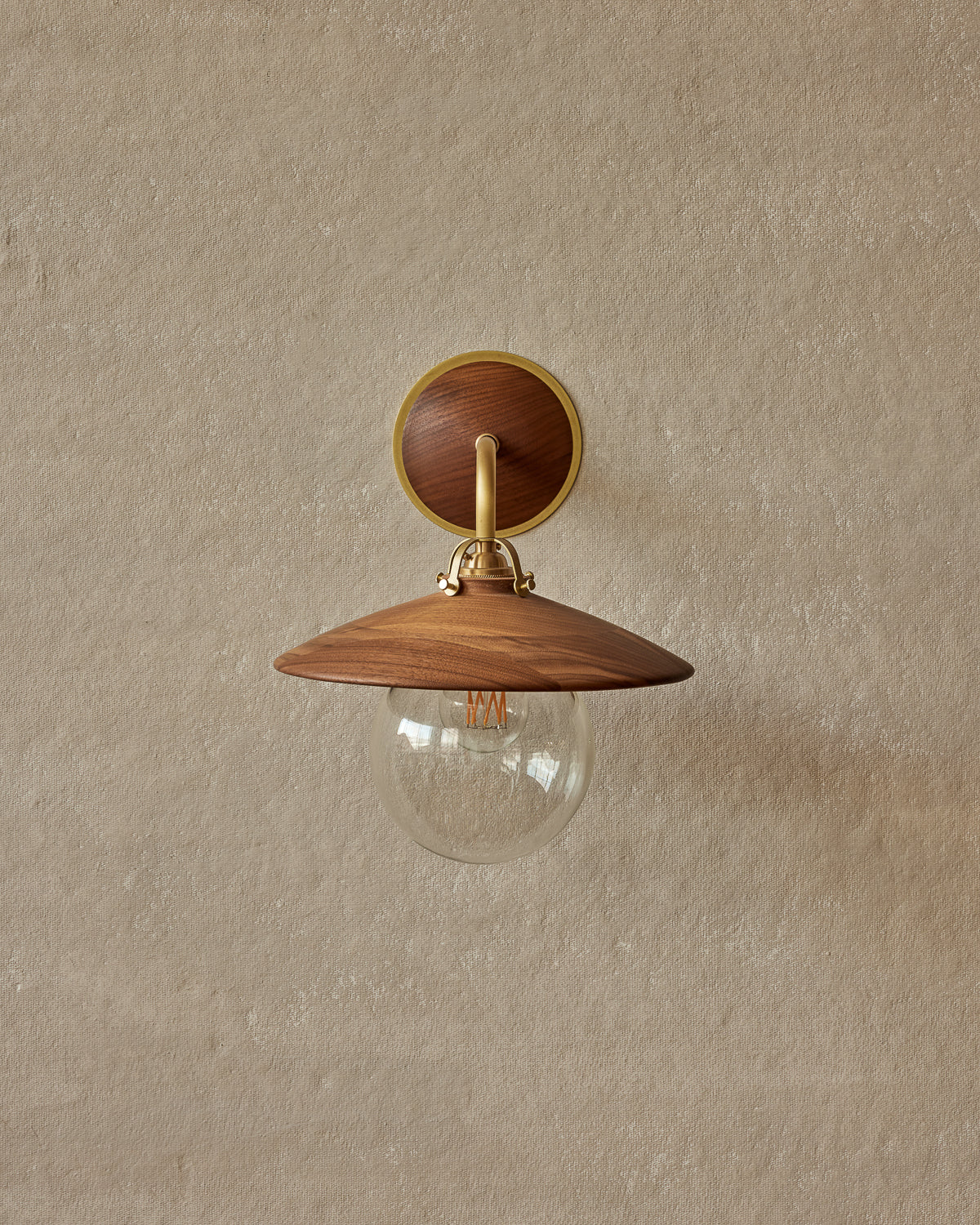 #shade-finish_black walnut
#metal-finish_satin brass
#globe_clear glass