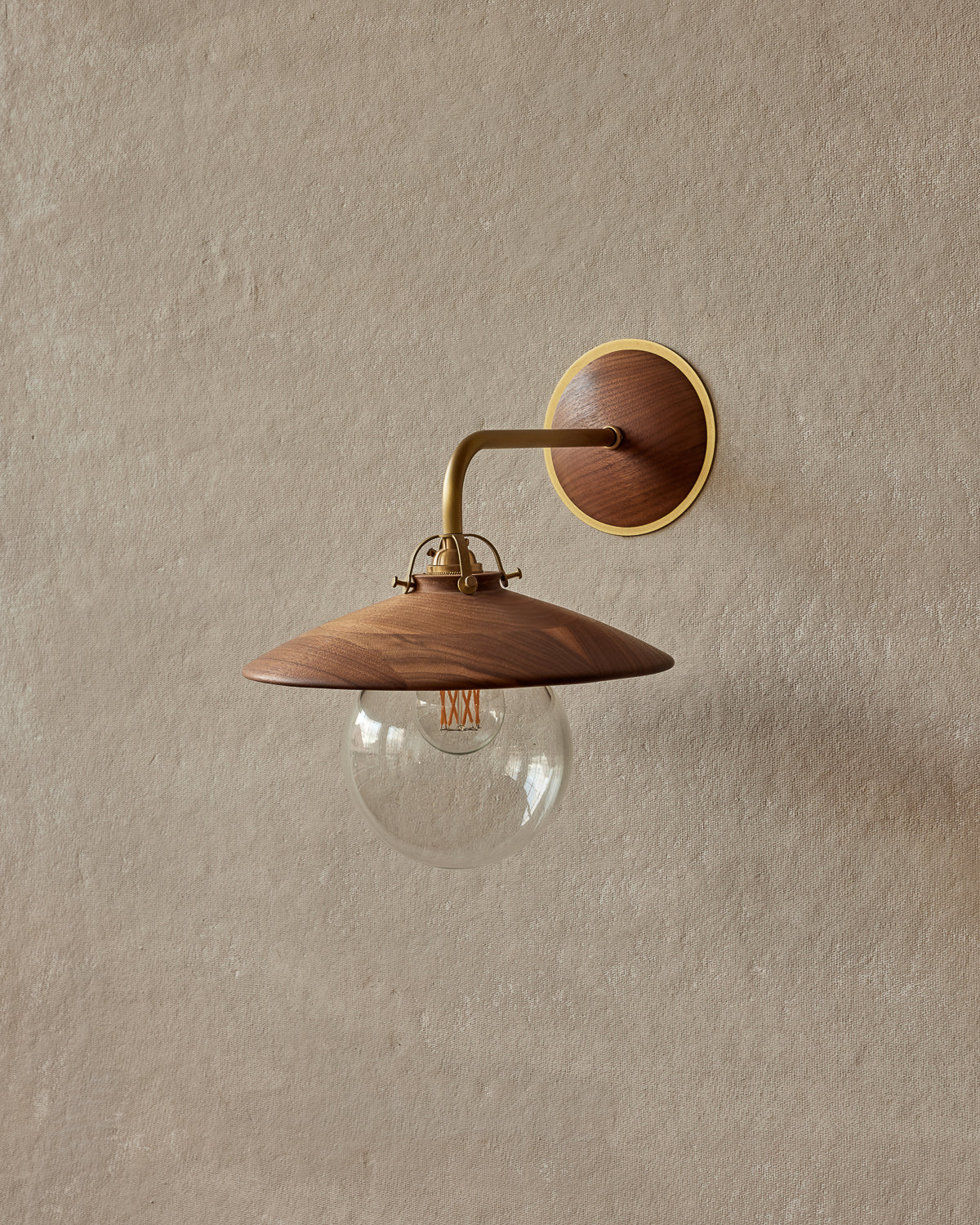 #shade-finish_black walnut
#metal-finish_satin brass
#globe_clear glass